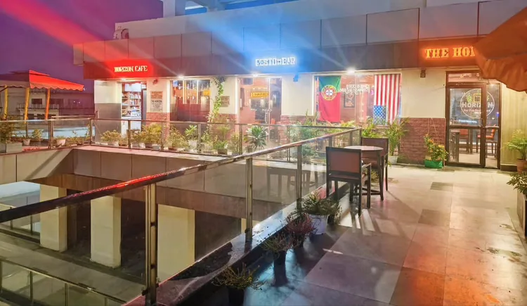 The open walkway outside the restaurant at night
